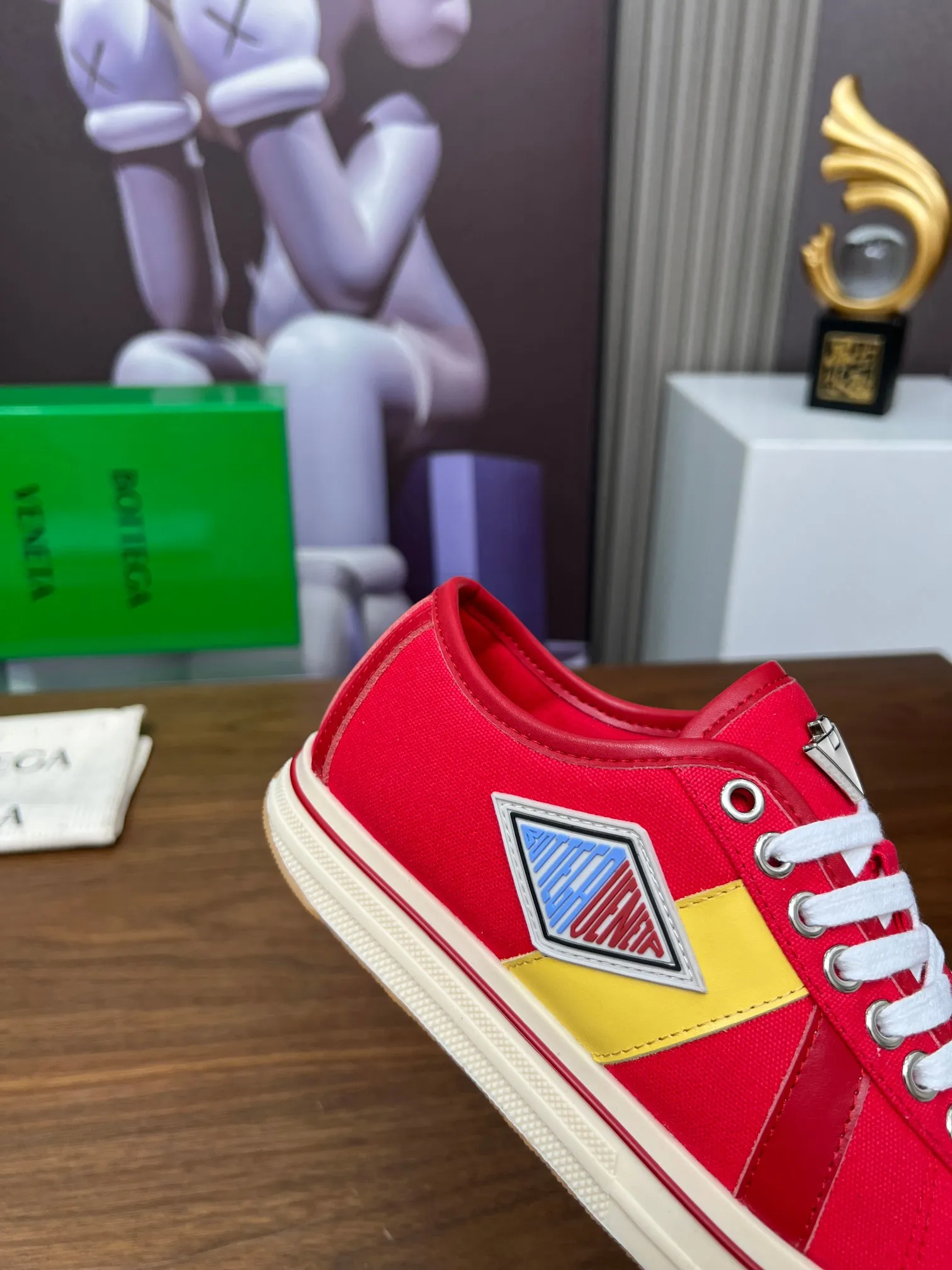 Men's men's shoes 💰500💰 Bottega Veneta BV's latest Eliot series retro basketball shoes casual sports canvas shoes will become gods once it is launched‼ ️ Inspired by retro basketball sneakers, the color combination highlights youthful vitality and perfectly interprets the theme of youth and childlike innocence. The details are also very particular. The summer canvas brings excellent durability and comfort. Designs such as calfskin trim, rubber toe caps and hand-painted retro red lines are full of retro feel. The round toe and convex sole add a modern feel and are suitable for various styles. Easily create a fashionable atmosphere. The upper foot is the focus...can be worn as a couple's shoes...The red lines on each shoe edge are hand-painted, which adds more taste and attitude! ✦Fabric: Original customized high-density canvas + cowhide ✦Inner: original customized breathable canvas ✦Insole: movable latex cowhide insole ✦Sole: original molded non-slip and wear-resistant TPU material ✦Sole thickness: 3cm, low-profile, single shoe ✦Number of sizes: female size 35--40, female 40 is customized and non-returnable❕ ✦Number: male size 39--45, male 45 is customized and non-returnable❗️